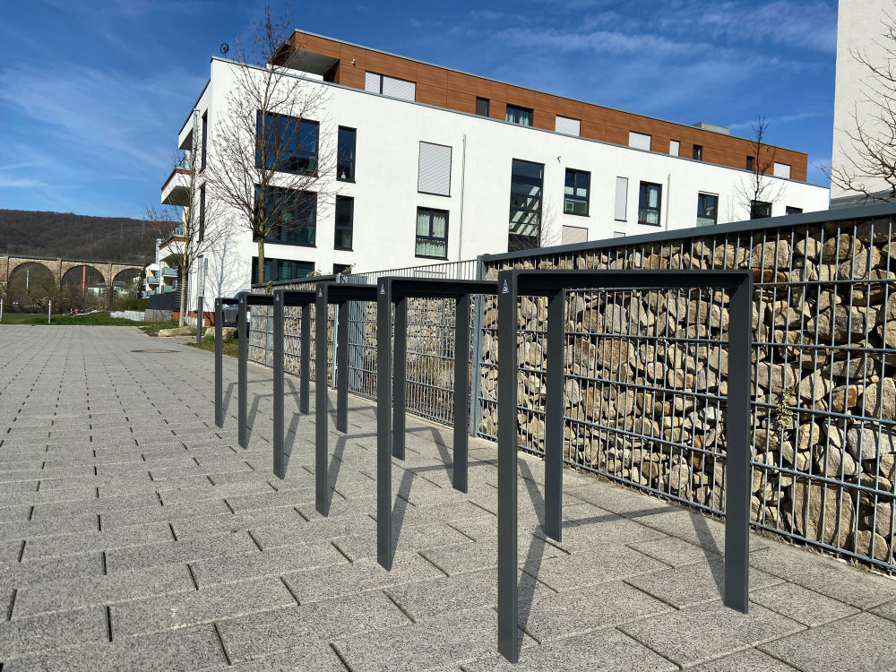 (obrázek pro) Opěrná hrazda z trubky pr. 48 mm, 50x90 cm, do betonu, lak